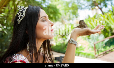 Johannesburg, Afrique du Sud - 08 Février 2013 : La Princesse s'embrasser une grenouille dans un jardin Banque D'Images