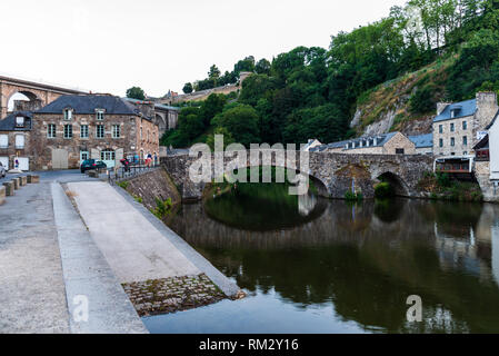 Dinan, France - Juillet 23, 2018 : Avis de pont médiéval sur Rance, dans le port de la ville de Dinan en Bretagne Banque D'Images