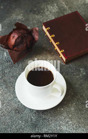 Seule tasse de café et muffins au chocolat sur fond gris. Vue de dessus. Banque D'Images