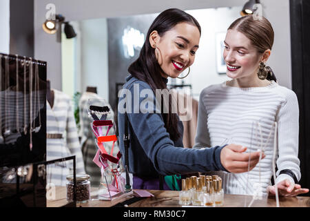 Belle Brunette femme asiatique dans un col polo marine et son ami avoir bon temps Banque D'Images