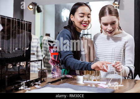 Belle Brunette femme asiatique dans un col polo marine et son ami de passer du temps ensemble Banque D'Images