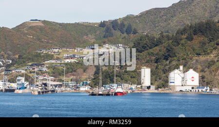 Picton, Nouvelle-Zélande - 25 août, 2017 : Quai Waitohi est un quai doigt principalement été utilisé au roll on-roll off les bateaux et navires de croisière Banque D'Images