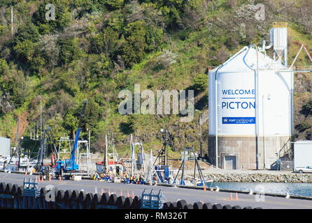 Picton, Nouvelle-Zélande - 25 août, 2017 : Quai Waitohi est un quai doigt principalement été utilisé au roll on-roll off les bateaux et navires de croisière Banque D'Images