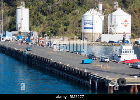 Picton, Nouvelle-Zélande - 25 août, 2017 : Quai Waitohi est un quai doigt principalement été utilisé au roll on-roll off les bateaux et navires de croisière Banque D'Images