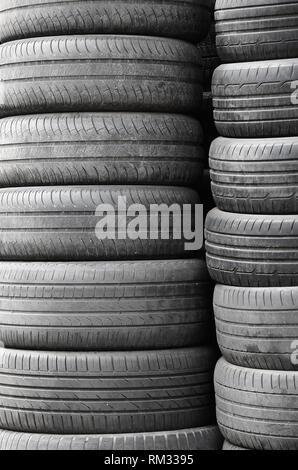 Vieux pneus empilés avec des pieux dans des pièces de voiture secondaire garage boutique close up Banque D'Images