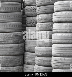 Vieux pneus empilés avec des pieux dans des pièces de voiture secondaire garage boutique close up Banque D'Images