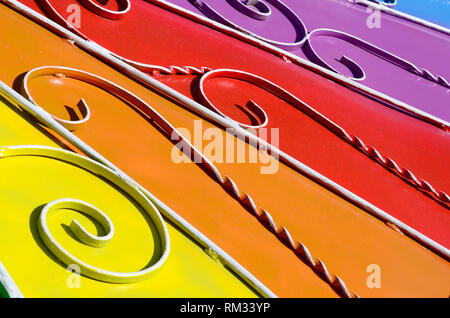La texture de métal d'un morceau de mur de couleur avec un faux motif. Couleurs arc-en-ciel Banque D'Images