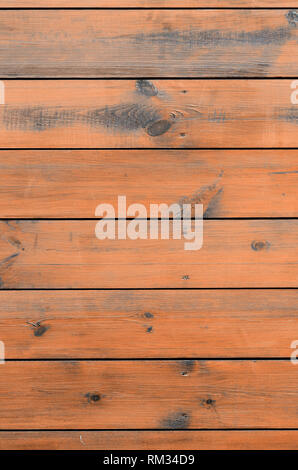 Arrière-plan de bois vernis extérieur de la cabine. Grange en bois brun rugueux la surface du grain contexte planche Banque D'Images