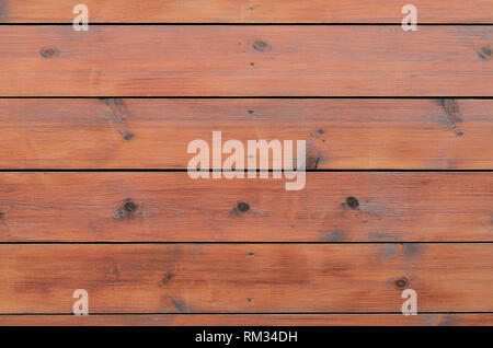 Arrière-plan de bois vernis extérieur de la cabine. Grange en bois brun rugueux la surface du grain contexte planche Banque D'Images