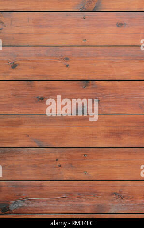 Arrière-plan de bois vernis extérieur de la cabine. Grange en bois brun rugueux la surface du grain contexte planche Banque D'Images
