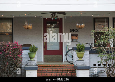 Un charmant porche décoré dans le quartier d'Atlanta de Virginia Highland. Banque D'Images