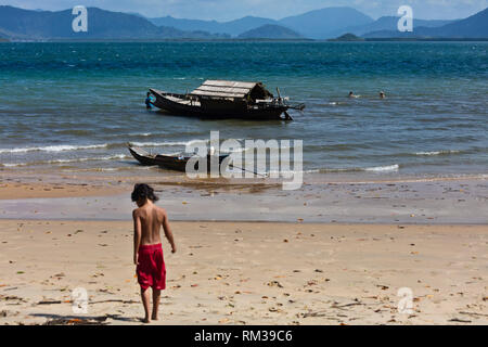 Les touristes visitent le site de l'île de RA sur un bateau MOKEN traditionnels dans la mer d'Andaman - Thailande Banque D'Images