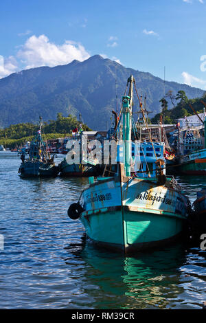 Les bateaux de pêche ancrés à KURABURI PIER - Thaïlande Banque D'Images