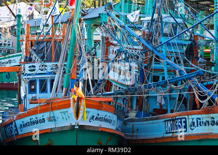 Les bateaux de pêche ancrés à KURABURI PIER - Thaïlande Banque D'Images