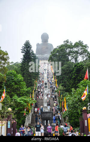 Les touristes voyageant à adorer Tian Tan Buddha statue big up sur la colline à côté de monastère Po Lin dans village de Ngong Ping, Lantau Island, Hong Kong Banque D'Images