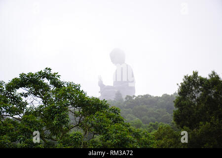 L'énorme Tian Tan Buddha statue au milieu de la buée se forme sur la haute montagne près de monastère Po Lin, Lantau Island, Hong Kong Banque D'Images