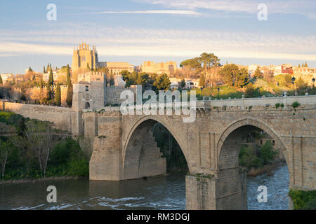 La ville de Tolède au coucher du soleil. Paysage de Tolède, UNESCO World Heritage. Bâtiment historique près de Madrid, Espagne. Banque D'Images