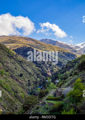 Le village abandonné de la Cebadilla, construit pour loger les ouvriers de l'installation hydro-électrique à l'extrémité supérieure du Poqueira Gorge, dans le sie Banque D'Images