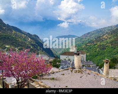 Une vue sur la cheminée de fées's de Bubion dans la rivière Poqueira gorge, dans la région de l'Alpujarra de la Sierra Nevada, Andalousie, espagne. Les cheminées ar Banque D'Images