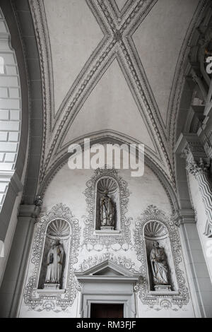 LUZERN, SUISSE - 16 avril : L'Évêque sur le mur à St. Hofkirche Leodegar le 16 avril 2015 à Lucerne. C'est la plus importante église et d'une terre Banque D'Images