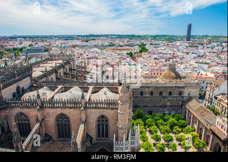 Regardant vers le bas sur la cathédrale de Séville de l'église de 11e siècle de la Giralda. Construite sur le site de la mosquée Almohade du 12ème siècle, c'est l'un des t Banque D'Images