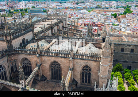 Regardant vers le bas sur la cathédrale de Séville de l'église est de la Giralda. Construite sur le site de la mosquée Almohade du 12ème siècle, il est l'un des plus grands Ch Banque D'Images