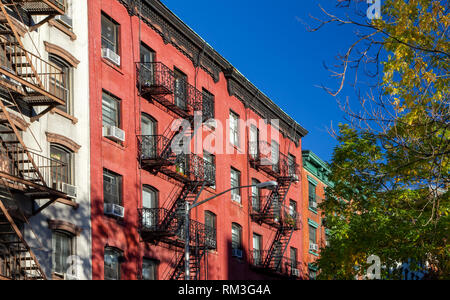 Bloc coloré de bâtiments historiques dans l'East Village de Manhattan, New York City Banque D'Images