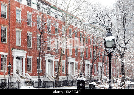 Scène de rue d'hiver couvert de neige avec de vieux bâtiments le long de Washington Square Park à Manhattan New York NYC Banque D'Images