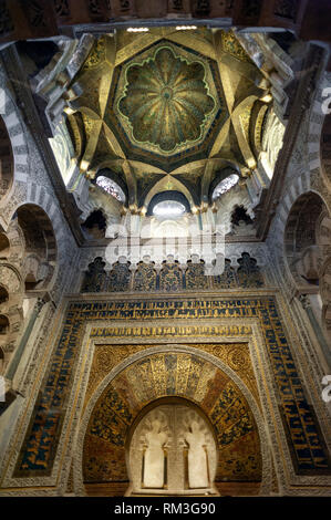 La complexité à l'intérieur de la Mezquita de Cordoue maksura, en Espagne, une enceinte où les califes prié. Construite comme une mosquée en 785, puis plus tard convention Banque D'Images