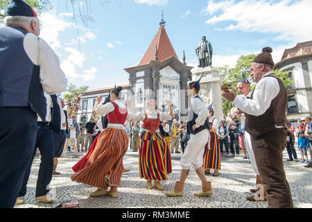 Un groupe de musique folklorique traditionnelle madère s à la Festa da Flor ou le Festival des fleurs de printemps dans la ville de Funchal sur l'île de Madère dans l'Atla Banque D'Images