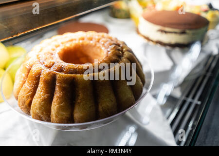 Baba au rhum. Showcase desserts dans un café italien ou trattoria. Variété de gâteaux sur l'affichage. Banque D'Images