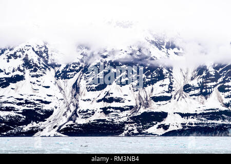 Les nuages et les montagnes dans le Glacier Hubbard Inlet, Alaska, USA Banque D'Images