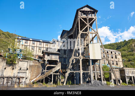 L'usine de charbon abandonnées. Machines rouillées industrielle. Paysage pollué. L'énergie renouvelable Banque D'Images