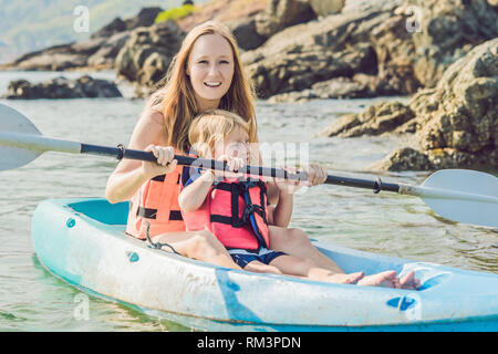 La mère et le fils de l'océan tropical au kayak. Banque D'Images