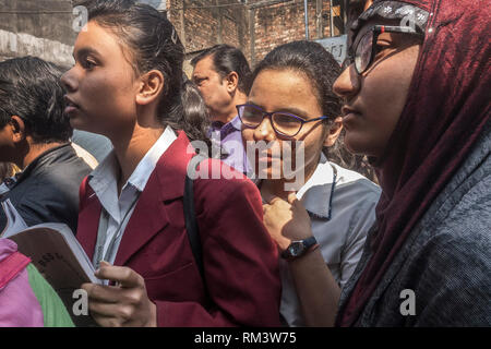 Kolkata, Bengale de l'administration de l'enseignement secondaire, sera mené dans 10 jours. Feb 22, 2019. Les élèves à se préparer à l'ouest du Bengale examens Madhyamik en dehors du centre d'examen à Kolkata, Inde, le 12 février 2019. L'examen, mené par l'ouest du Bengale d'administration de l'enseignement secondaire, sera mené dans 10 jours, se terminant le 22 février 2019. Credit : Stringer/Xinhua/Alamy Live News Banque D'Images