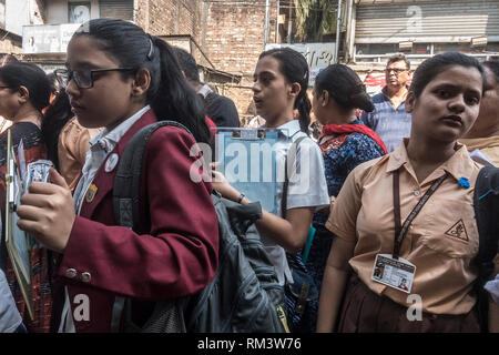 Kolkata, Bengale de l'administration de l'enseignement secondaire, sera mené dans 10 jours. Feb 22, 2019. Les élèves attendre le Bengale-occidental examens Madhyamik pour commencer à l'extérieur du centre d'examen à Kolkata, Inde, le 12 février 2019. L'examen, mené par l'ouest du Bengale d'administration de l'enseignement secondaire, sera mené dans 10 jours, se terminant le 22 février 2019. Credit : Stringer/Xinhua/Alamy Live News Banque D'Images