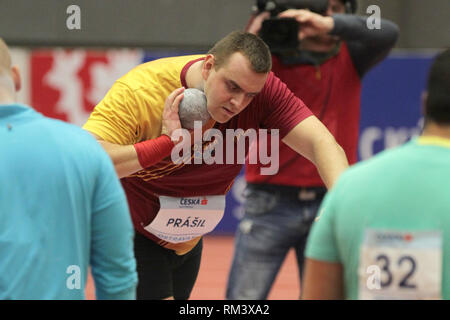 Ostrava, République tchèque. 12 Février, 2019. Ladislav Prasil (République tchèque) est en compétition dans l'épreuve du lancer du poids au sein de l'Intérieur tchèque, EAA Gala sportif intérieur réunion à Ostrava, en République tchèque, le 12 février 2019. Crédit : Petr Sznapka/CTK Photo/Alamy Live News Banque D'Images