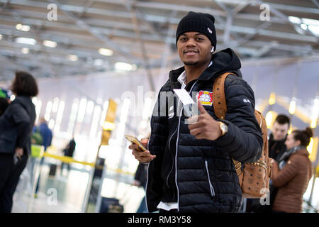 13 février 2019, en Rhénanie du Nord-Westphalie, Köln : Leon Bailey, joueur du Bayer 04 Leverkusen, est sur le point de partir pour la Russie à l'aéroport. Leverkusen jouera FC Krasnodar dans le cycle intermédiaire de l'Europa League sur 14.02.2019. Photo : Marius Becker/dpa Banque D'Images