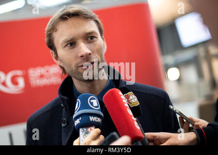 13 février 2019, en Rhénanie du Nord-Westphalie, Köln : Simon Rolfes, Directeur Sportif Bayer 04 Leverkusen, donne une interview avant le départ de l'équipe pour la Russie. Leverkusen jouera FC Krasnodar dans le cycle intermédiaire de l'Europa League sur 14.02.2019. Photo : Marius Becker/dpa Banque D'Images