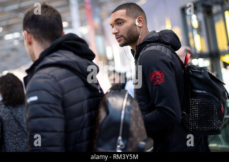 13 février 2019, en Rhénanie du Nord-Westphalie, Köln : Jonathan Tah, Bayer 04 Leverkusen un dvd, est sur le point de partir pour la Russie à l'aéroport. Leverkusen jouera FC Krasnodar dans le cycle intermédiaire de l'Europa League sur 14.02.2019. Photo : Marius Becker/dpa Banque D'Images