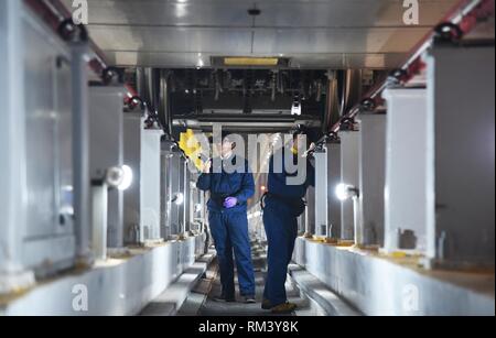 (190213) -- Paris, le 13 février 2019 (Xinhua) -- un contrôle mécanique Hefang bullet train à une station de maintenance à Jinan, province de Shandong en Chine orientale, le 12 février 2019 train Fuxing sont habituellement en service dans la journée et dans l'entretien de nuit. Avec une vitesse maximale de 350 kilomètres par heure, Fuxing représente le meilleur de la technologie ferroviaire à grande vitesse. (Xinhua/Wang Kai) Banque D'Images