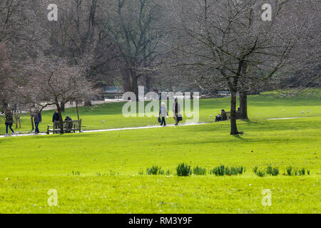 St James's Park, London, UK. 12 Février, 2019. Les gens dehors et environ à St James's Park sur un jour ensoleillé et doux dans la capitale. D'après le Met Office les températures devraient atteindre un maximum 11C dans les prochains jours. Credit : Dinendra Haria/Alamy Live News Banque D'Images