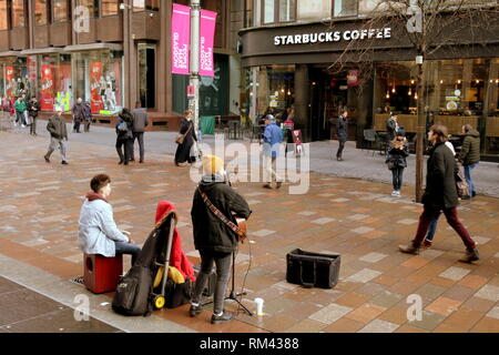 Glasgow, Écosse, Royaume-Uni 13ème, Février 2019 "Le style mile est le villages Buchanan Street dans le centre-ville. Promu et annoncé comme une expérience de magasinage du marché. Il est devenu un hôtel de mendiants, une scène ouverte pour les musiciens ambulants dont aucun n'est propice à l'atmosphère que le haut de gamme des détaillants locaux tentent de pousser. Récentes manifestations des commerçants et une tentative de retirer les sans-abri où pas l'accord des conseillers municipaux qui cependant ne apporter dans un code de la rue pour limiter la capacité de nuisance. Credit : Gérard ferry/Alamy Live News Banque D'Images