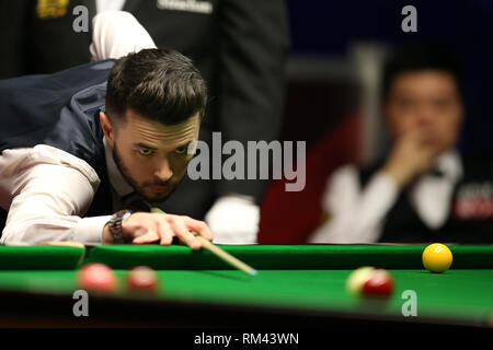 Cardiff, Royaume-Uni. Feb 13, 2019. Au cours de ses lignes Oliver 2ème tour match contre Ding Junhui de Chine . Welsh Open snooker, jour 3 au stade Motorpoint Arena dans Cardifft, Galles du Sud le mercredi 13 février 2019 par pic. crédit : Andrew Verger/Alamy Live News Banque D'Images