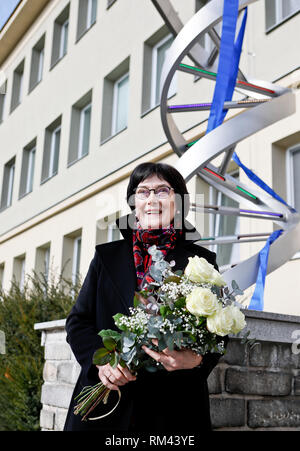 Le Président de l'Académie des sciences tchèque Eva Zazimalova (photo) et de cellules Jiri physiologiste Bartek assister à l'inauguration de la nouvelle statue de l'ADN en dehors du modèle de l'Institut de biophysique de l'Académie des sciences tchèque à Brno, en République tchèque, le mercredi 13 février, 2019. (CTK Photo/Monika Hlavacova) Banque D'Images