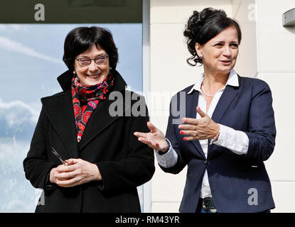 Le Président de l'Académie des sciences tchèque Eva Zazimalova (à gauche) et de l'Institut de biophysique de l'Académie des sciences tchèque de Brno Eva Bartova directeur a dévoilé la nouvelle statue de modèle d'ADN de l'Institut à l'extérieur, la République tchèque, le mercredi 13 février, 2019. (CTK Photo/Monika Hlavacova) Banque D'Images