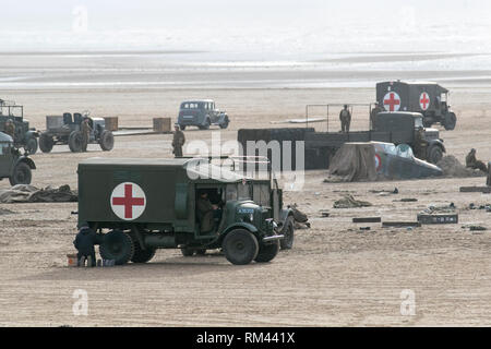 Deuxième Guerre mondiale, Seconde Guerre mondiale, Seconde Guerre mondiale, WW2 BBC war World deux dramatiques appelées World on Fire. Des centaines d'employés de production, d'acteurs, de soldats et de véhicules militaires se sont déplacés sur les sables côtiers de Sainte-Anne's on Sea pour capturer des scènes de plage en temps de guerre de l'histoire épique de l'évacuation de l'armée britannique Dunkerque. World on Fire est décrit comme « un drame surrénalisé, captivant sur le plan émotionnel et résonnant après la première année de la Seconde Guerre mondiale. 1940s, fin de semaine de la guerre des années quarante, reconstitution en temps de guerre, Royaume-Uni Banque D'Images