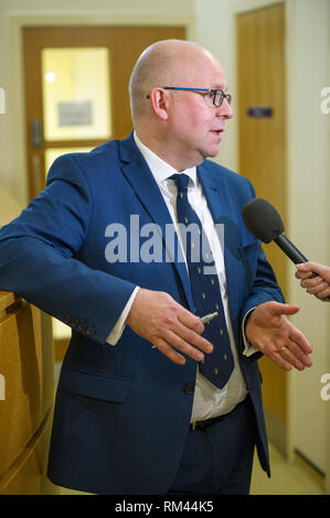 Glasgow, Royaume-Uni. 13 février 2019. Dr André Buist, Président de l'Ecosse de BMA Généralistes écossais vu Comité d'être interviewé lors d'une visite avec le Cabinet Secrétaire de la Santé et du Sport à un généraliste qui - la chirurgie en Posil Allander, Glasgow. Le Secrétaire de la Santé annoncera le financement d'un programme pour donner un soutien supplémentaire GPs au coût d'exploitation de leurs propres pratiques. Crédit : Colin Fisher/Alamy Live News Banque D'Images