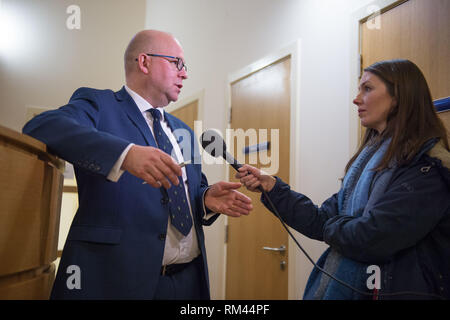 Glasgow, Royaume-Uni. 13 février 2019. (À gauche) Dr Andrew Buist, Président de l'Ecosse de BMA Généralistes écossais vu Comité d'être interviewé lors d'une visite avec le Cabinet Secrétaire de la Santé et du Sport à un généraliste qui - la chirurgie en Posil Allander, Glasgow. Le Secrétaire de la Santé annoncera le financement d'un programme pour donner un soutien supplémentaire GPs au coût d'exploitation de leurs propres pratiques. Crédit : Colin Fisher/Alamy Live News Banque D'Images