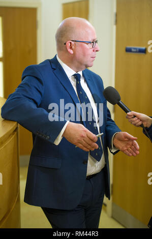 Glasgow, Royaume-Uni. 13 février 2019. Dr André Buist, Président de l'Ecosse de BMA Généralistes écossais vu Comité d'être interviewé lors d'une visite avec le Cabinet Secrétaire de la Santé et du Sport à un généraliste qui - la chirurgie en Posil Allander, Glasgow. Le Secrétaire de la Santé annoncera le financement d'un programme pour donner un soutien supplémentaire GPs au coût d'exploitation de leurs propres pratiques. Crédit : Colin Fisher/Alamy Live News Banque D'Images